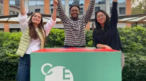 El equipo celebrando el triunfo con los brazos en alto.