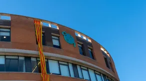 Edificio del CETT con la senyera de Catalunya