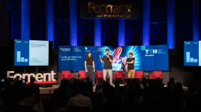 Los alumnos del CETT presentando el informe sobre el escenario.