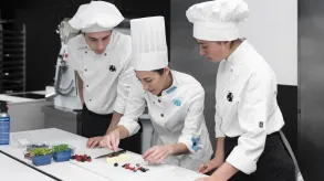 Alumnes preparant un plat.