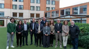 Foto de grup al jardí del Campus CETT.