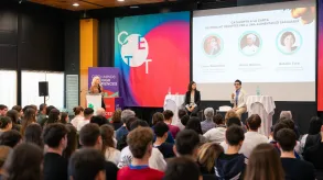 La sala y el escenario llenos durante la jornada.