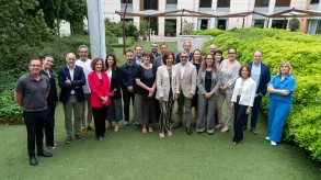 Foto de grupo en el jardín del Hotel Alimara