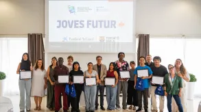 El alumnado recoge su diploma en el acto de cierre.