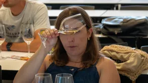 Alumna observando el vino servido en una copa