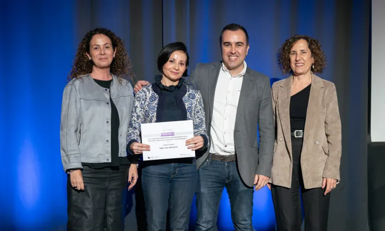 Els guanyadors posen amb el diploma del premi sobre l'escenari amb la presidenta del CETT, Maria Abellanet i la representant de la Diputació de Barcelona.