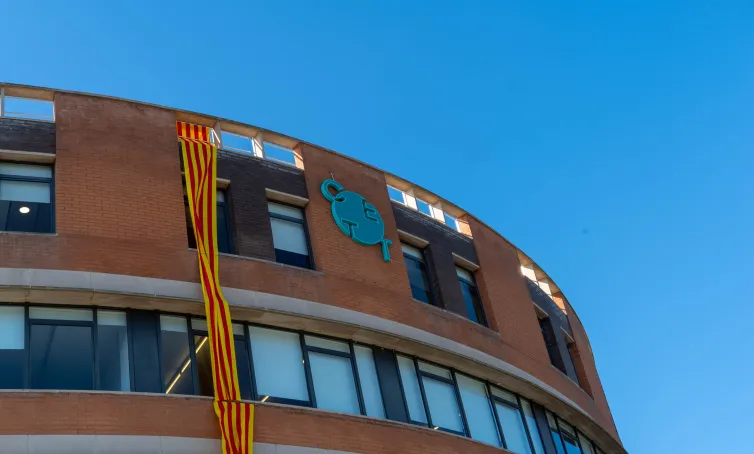Edificio del CETT con la senyera de Catalunya