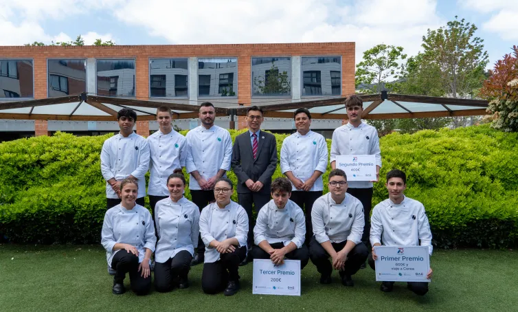 Foto de los alumnos participantes con el Cónsul en el jardín del CETT.