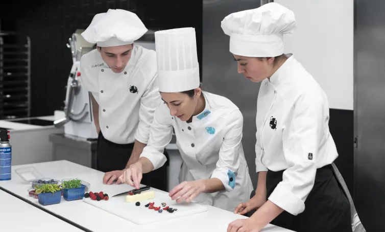 Alumnes preparant un plat.