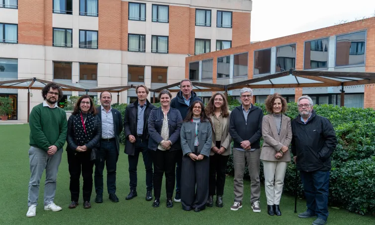 Foto de grup al jardí del Campus CETT.
