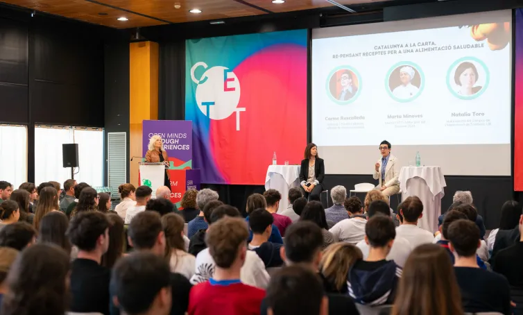 La sala y el escenario llenos durante la jornada.