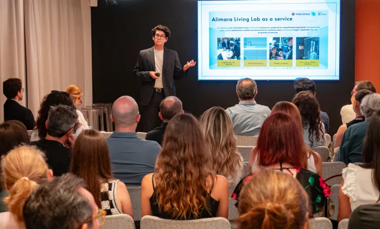 El profesor Álvaro Arrieta expone delante de la sala.