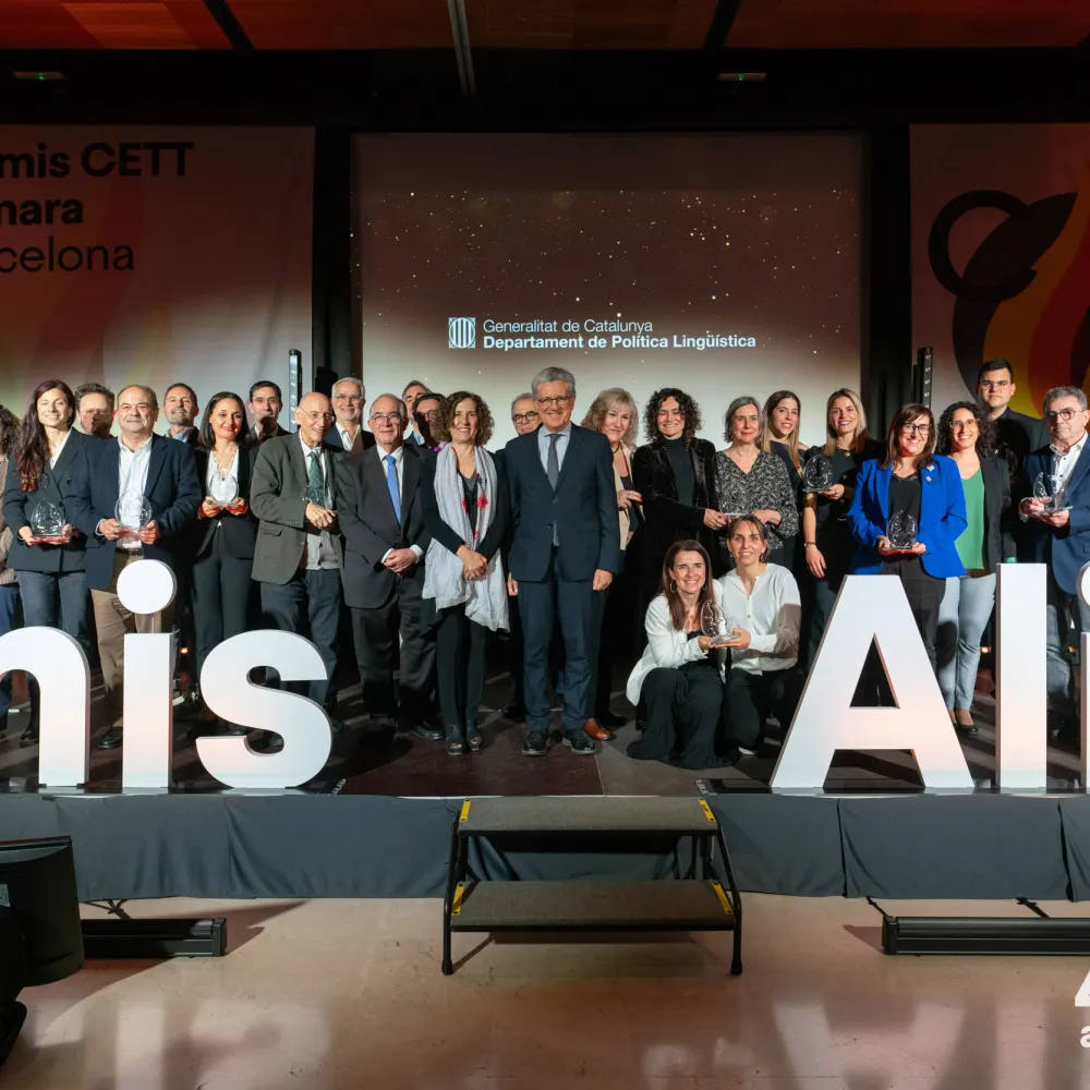 Foto dels premiats amb representants institucionals