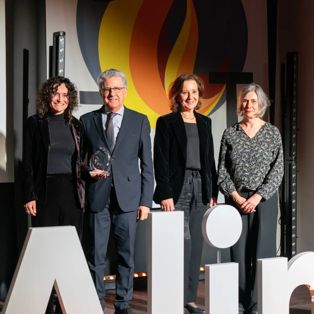 Foto de l'equip de Catalunya Convention Bureau amb el premi