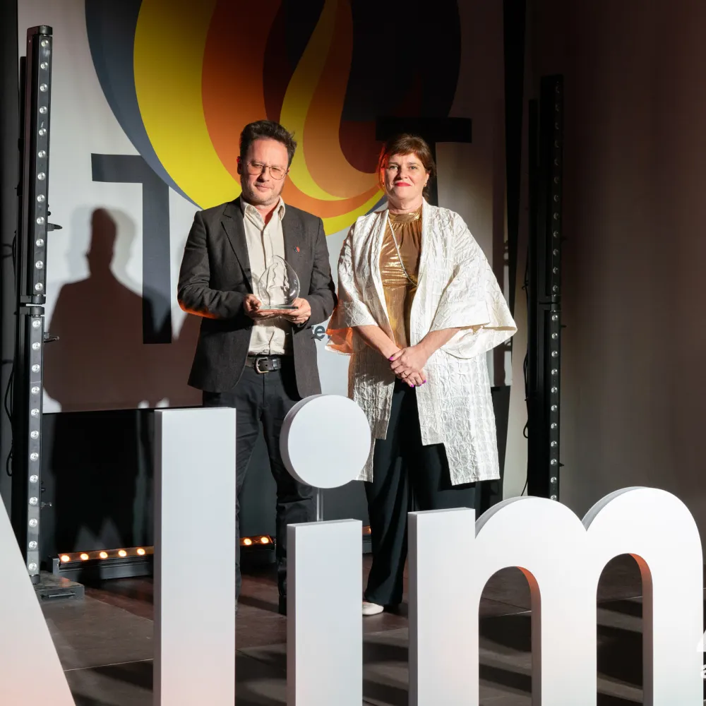 El representant del FC Barcelona rebent el premi