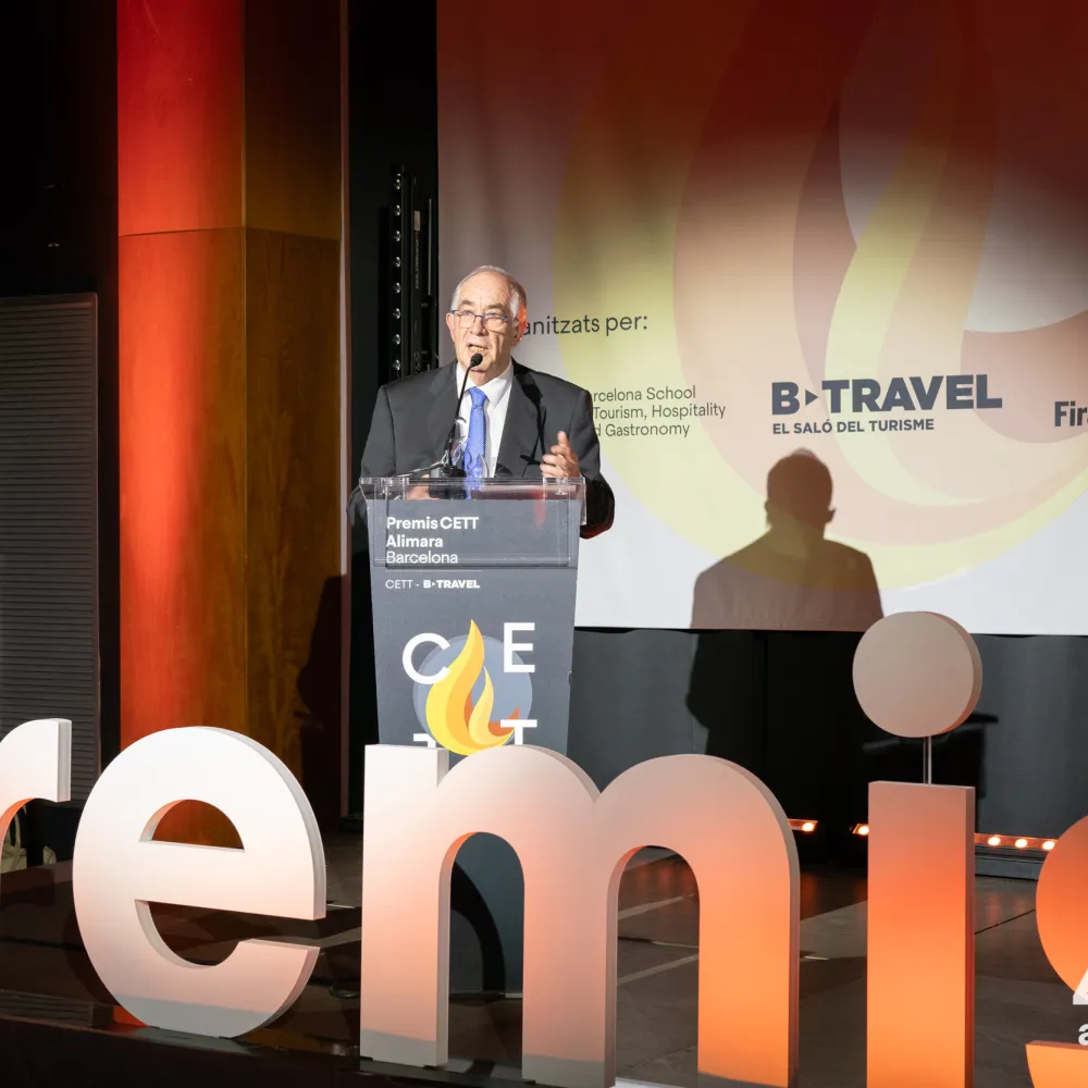 El Dr. Juan Tugores sobre l'escenari