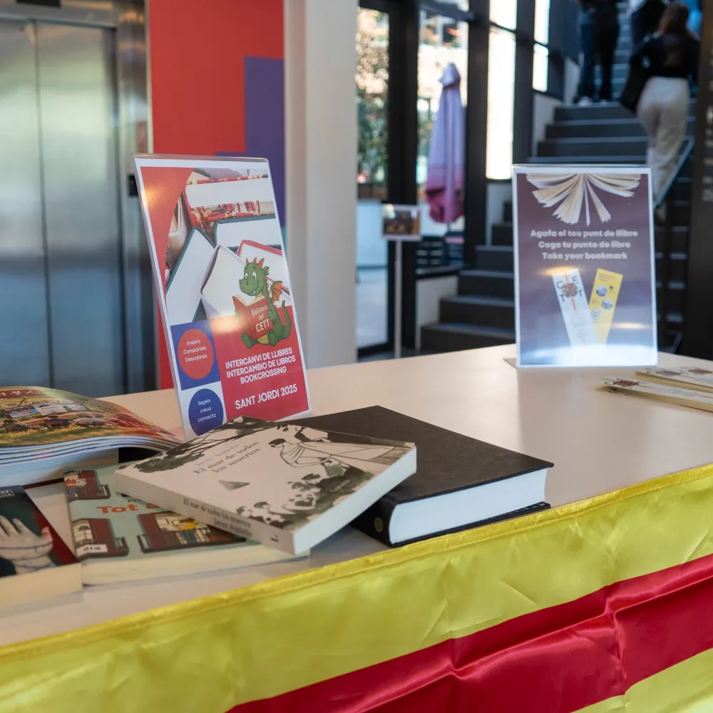 Mesa con libros para intercambiar