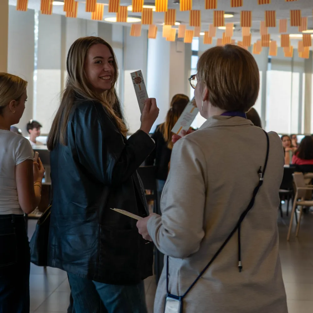Alumna enseñando su punto de libro