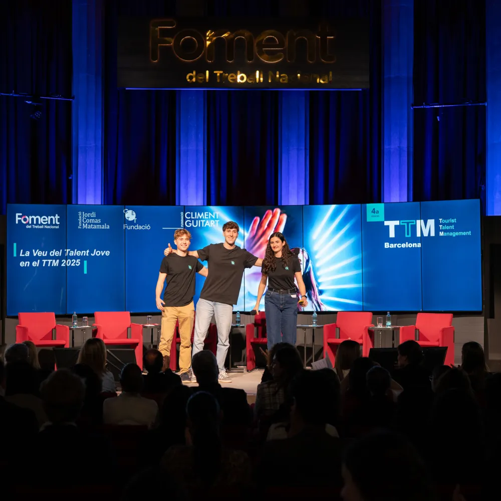 El alumnado presentando el informe sobre el escenario