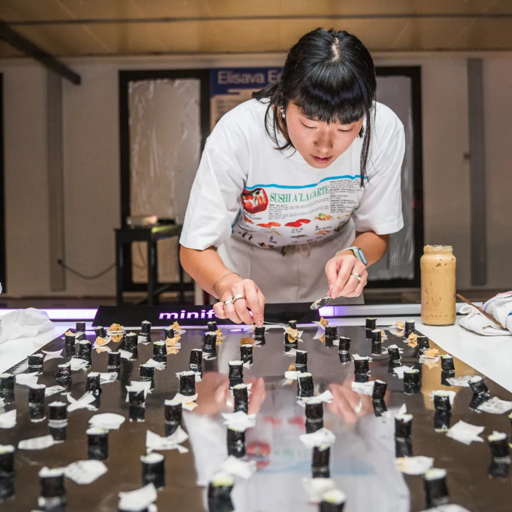 Una alumna preparando alimentos.
