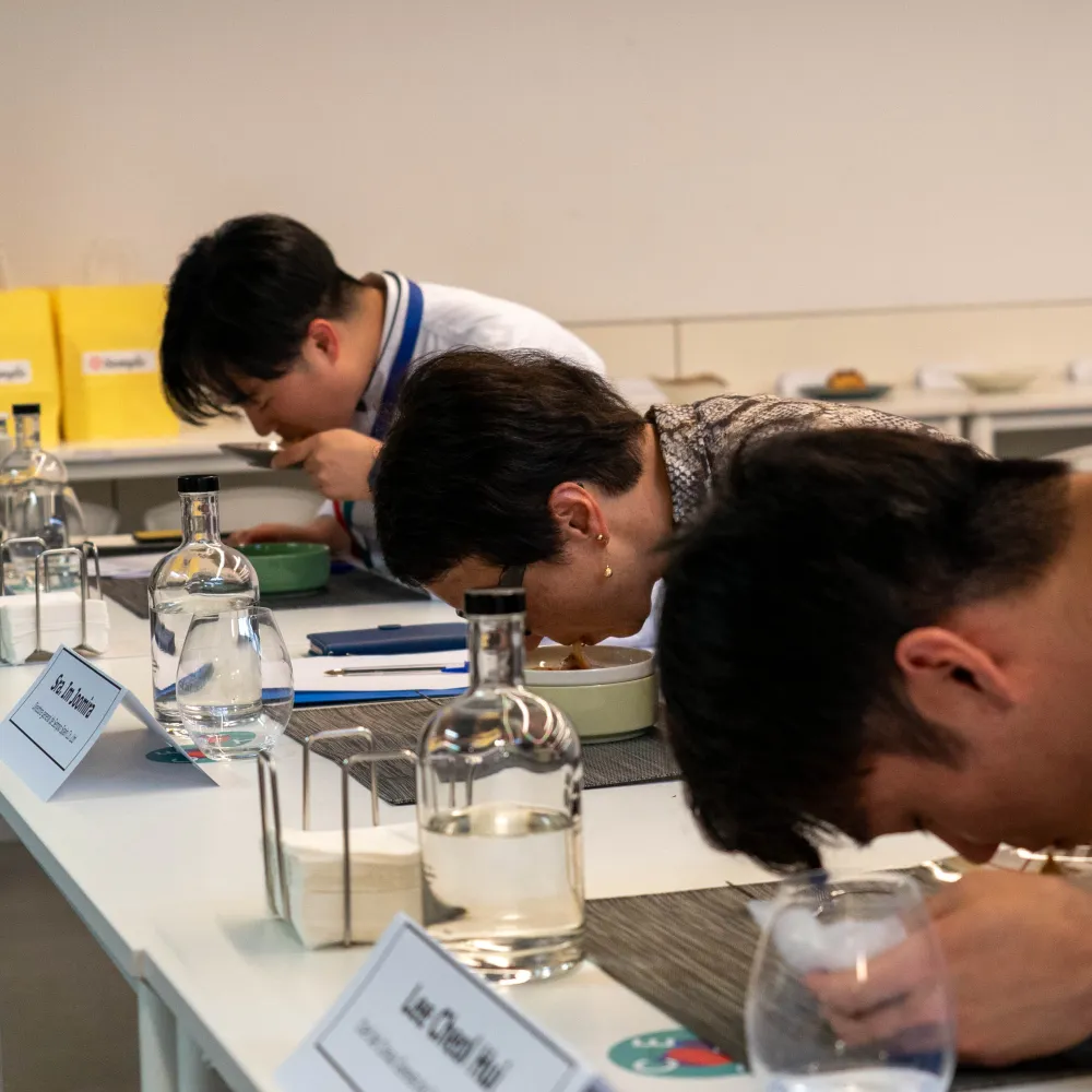 El jurado prueba uno de los platos.