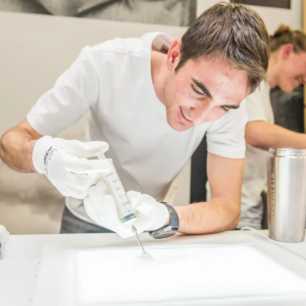 Alumno trabajando un alimento con una jeringuilla.