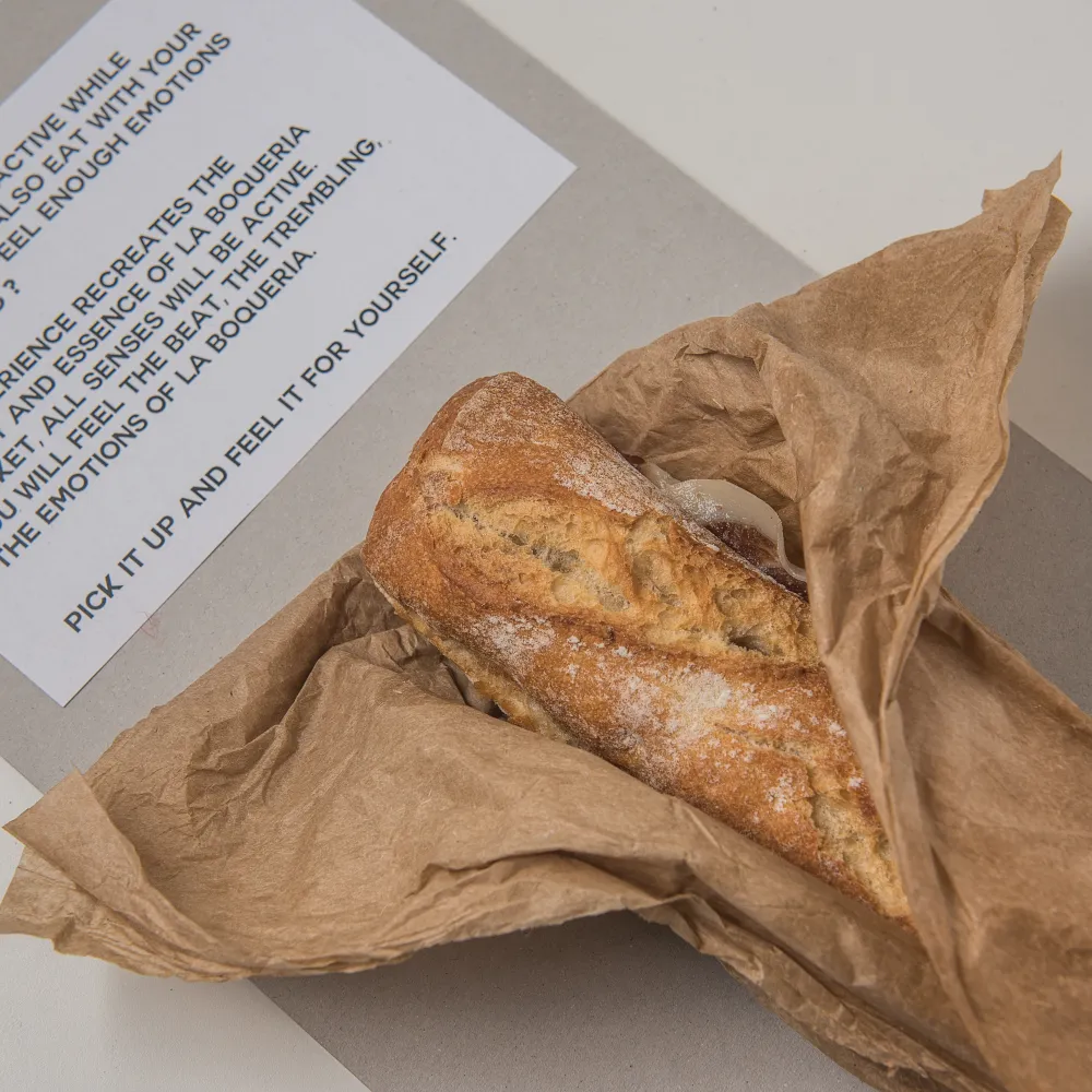 Muestra de una exposición sobre una barra de pan. 