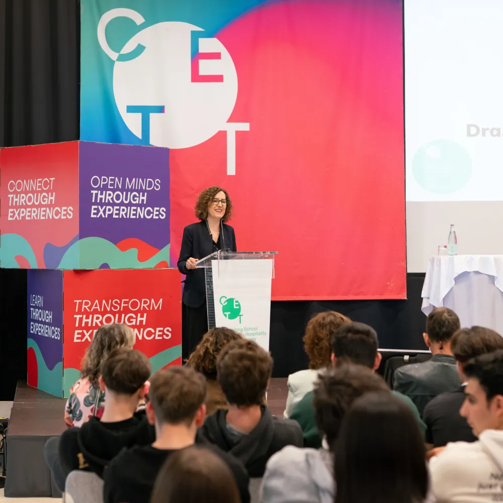 La Dra. Maria Abellanet i Meya, presidenta del CETT, durante su intervención sobre el escenario