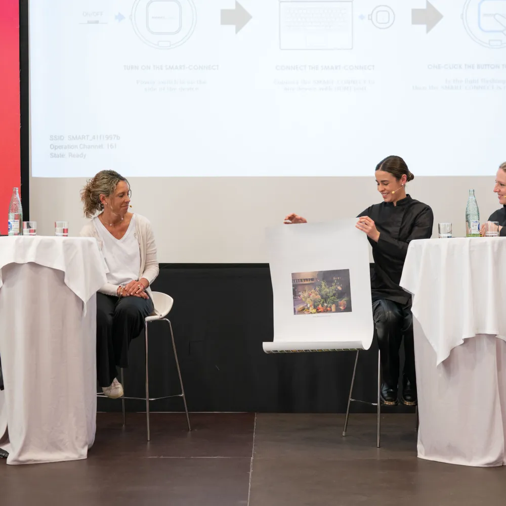 Los ponentes sobre el escenario. 