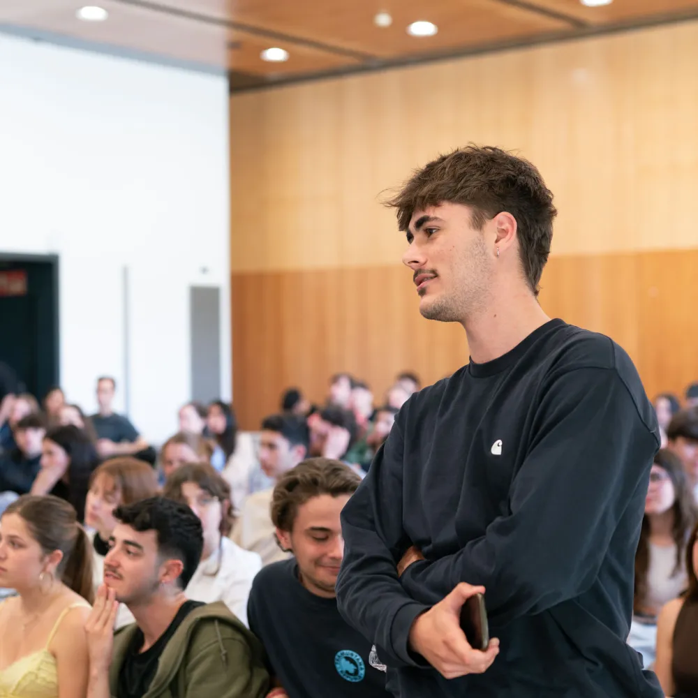 Un alumno durante el turno de preguntas. 