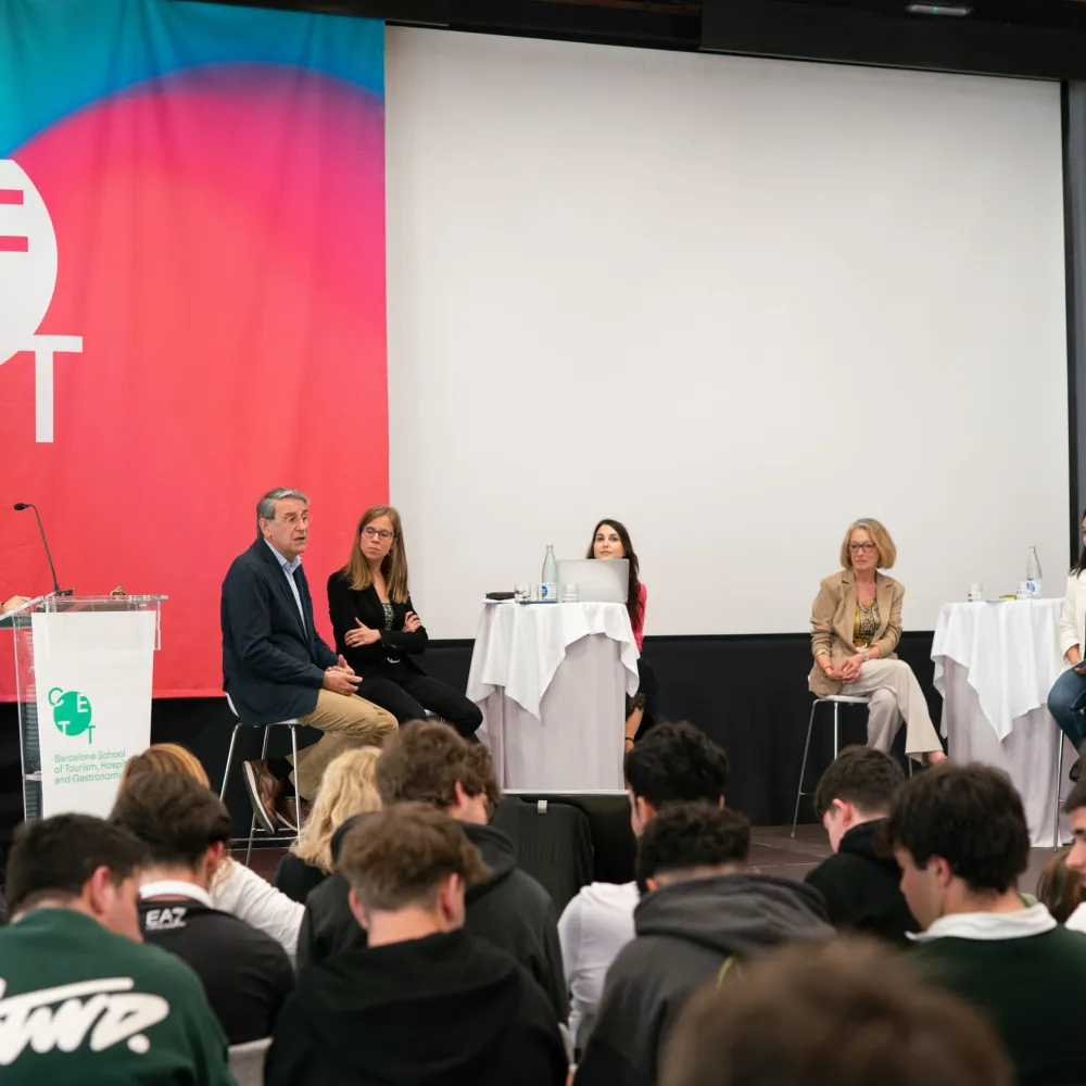 Los ponentes sobre el escenario. 