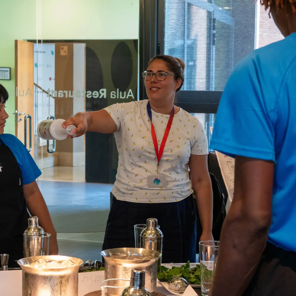 Una de las profesoras del CETT dando indicaciones en clase.