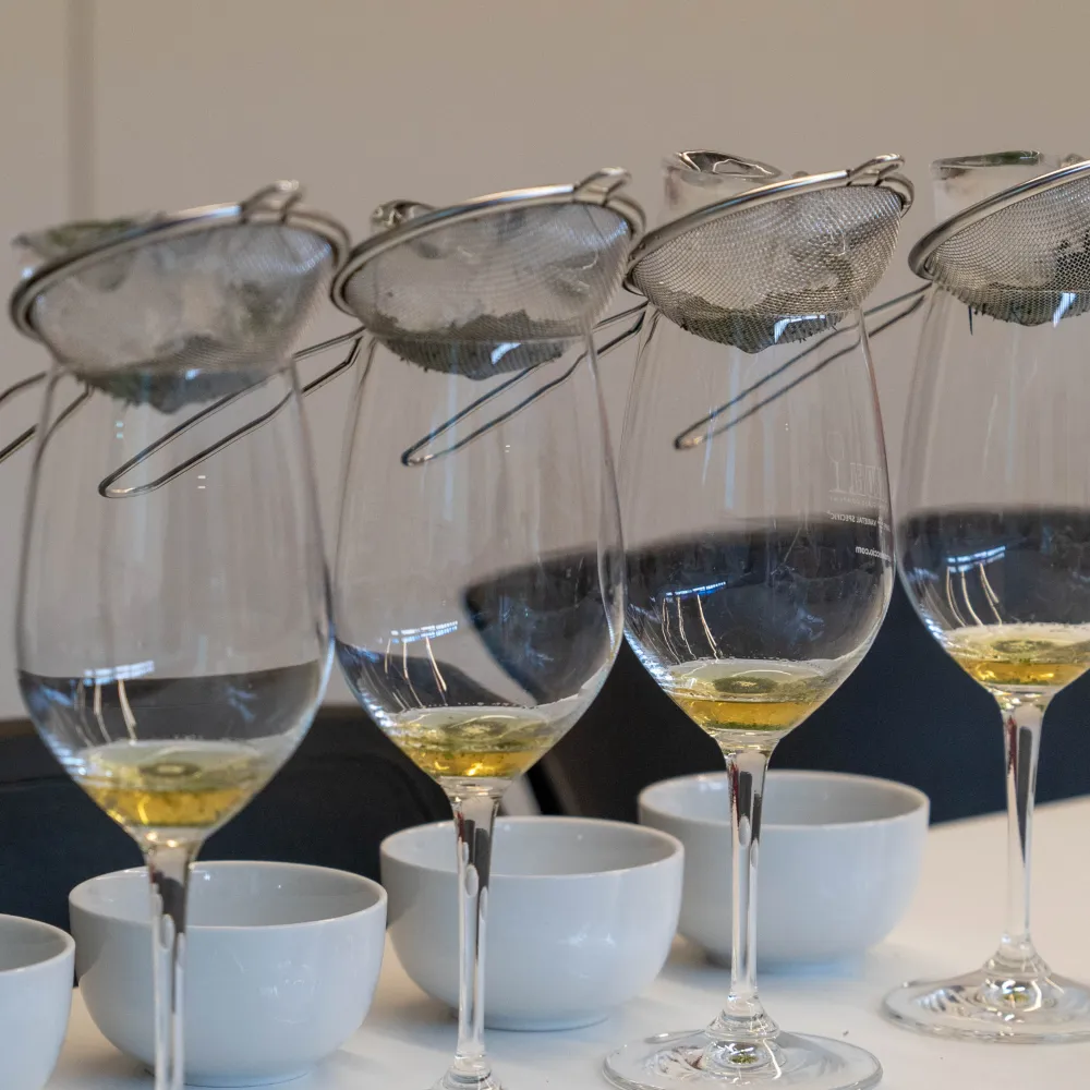 Una fila de copas de vino blanco sobre la mesa