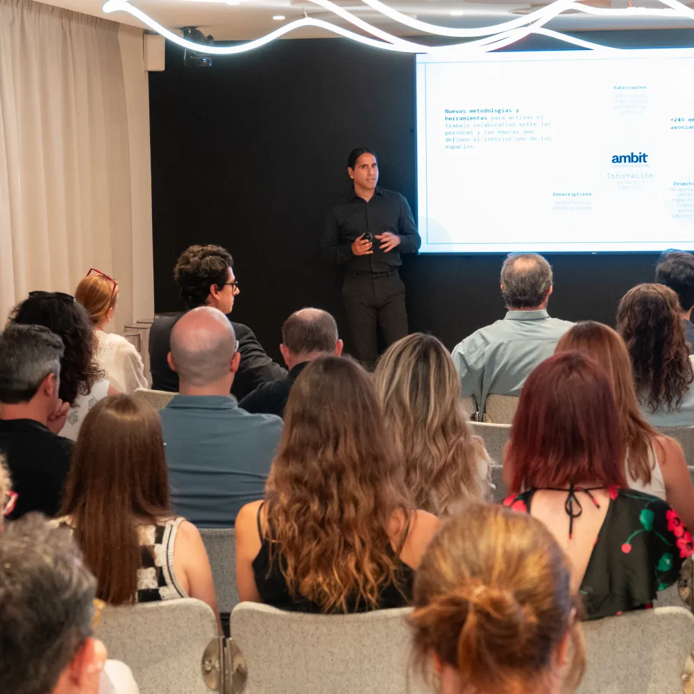 Uno de los ponentes exponiendo.