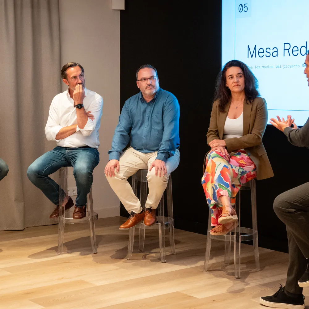 Fotografía de la mesa redonda.