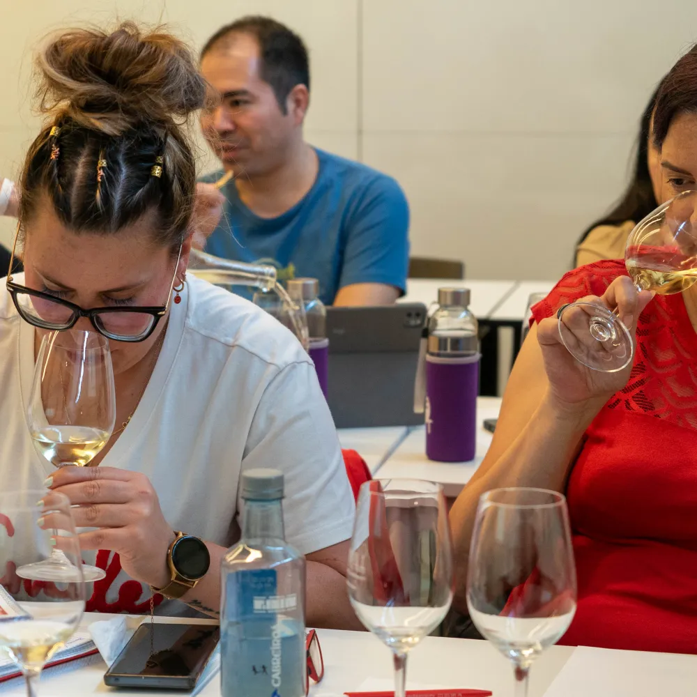 Dos alumnas haciendo un ejercicio de cata