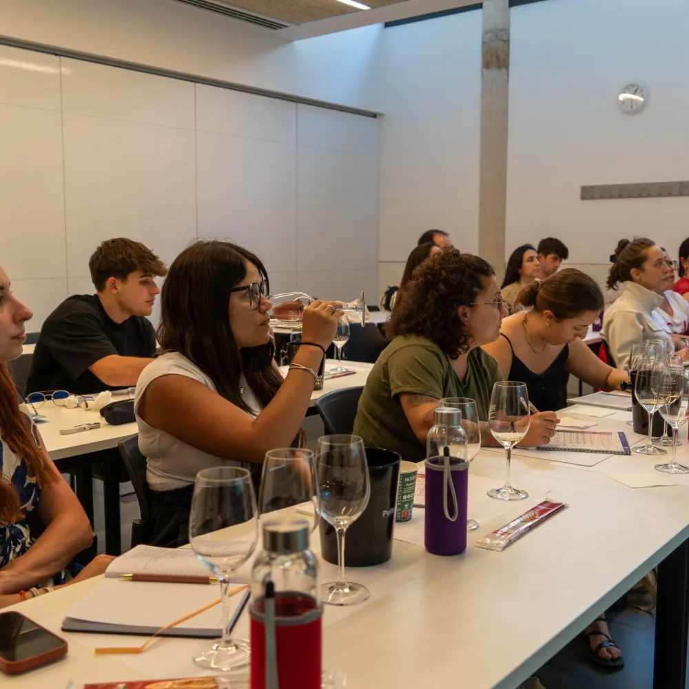 El alumnado prestando atención en clase