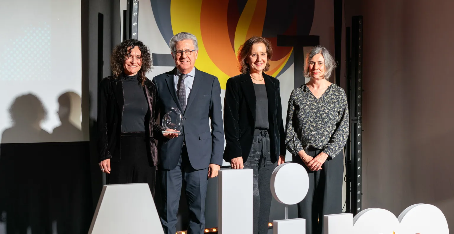 Foto de l'equip de Catalunya Convention Bureau amb el premi