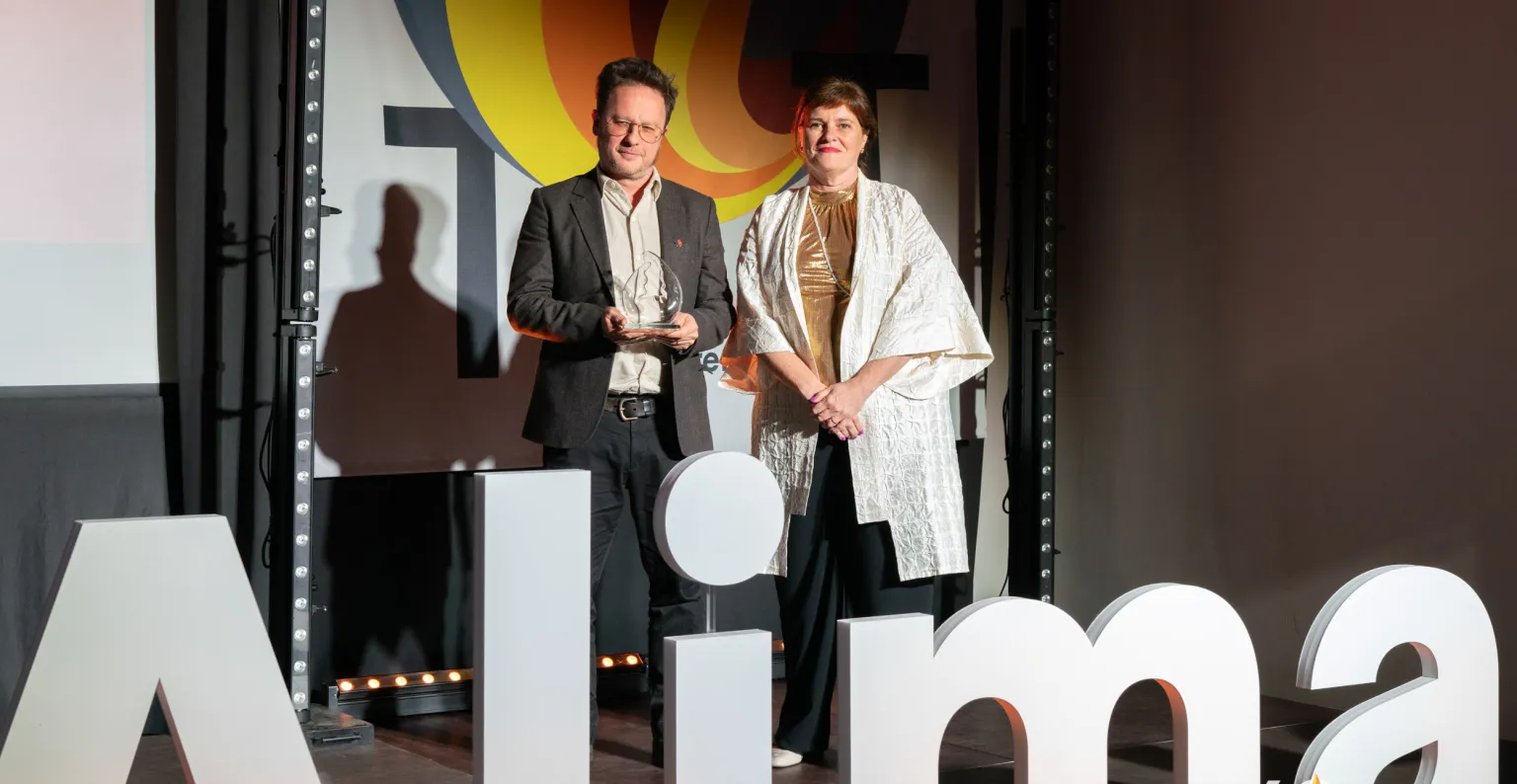 El representant del FC Barcelona rebent el premi