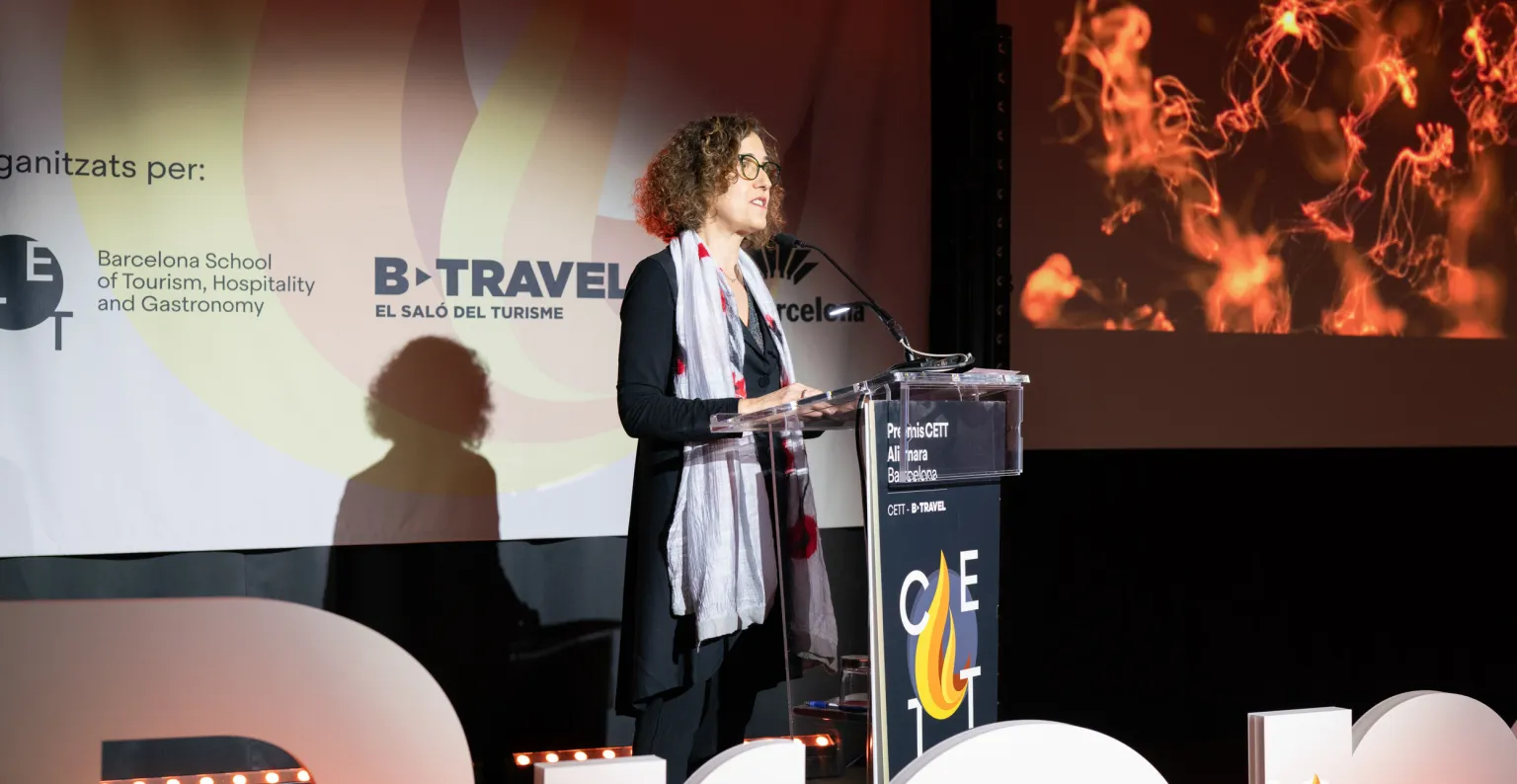 La Dra. Maria Abellanet i Meya, presidenta del CETT, sobre l'escenari