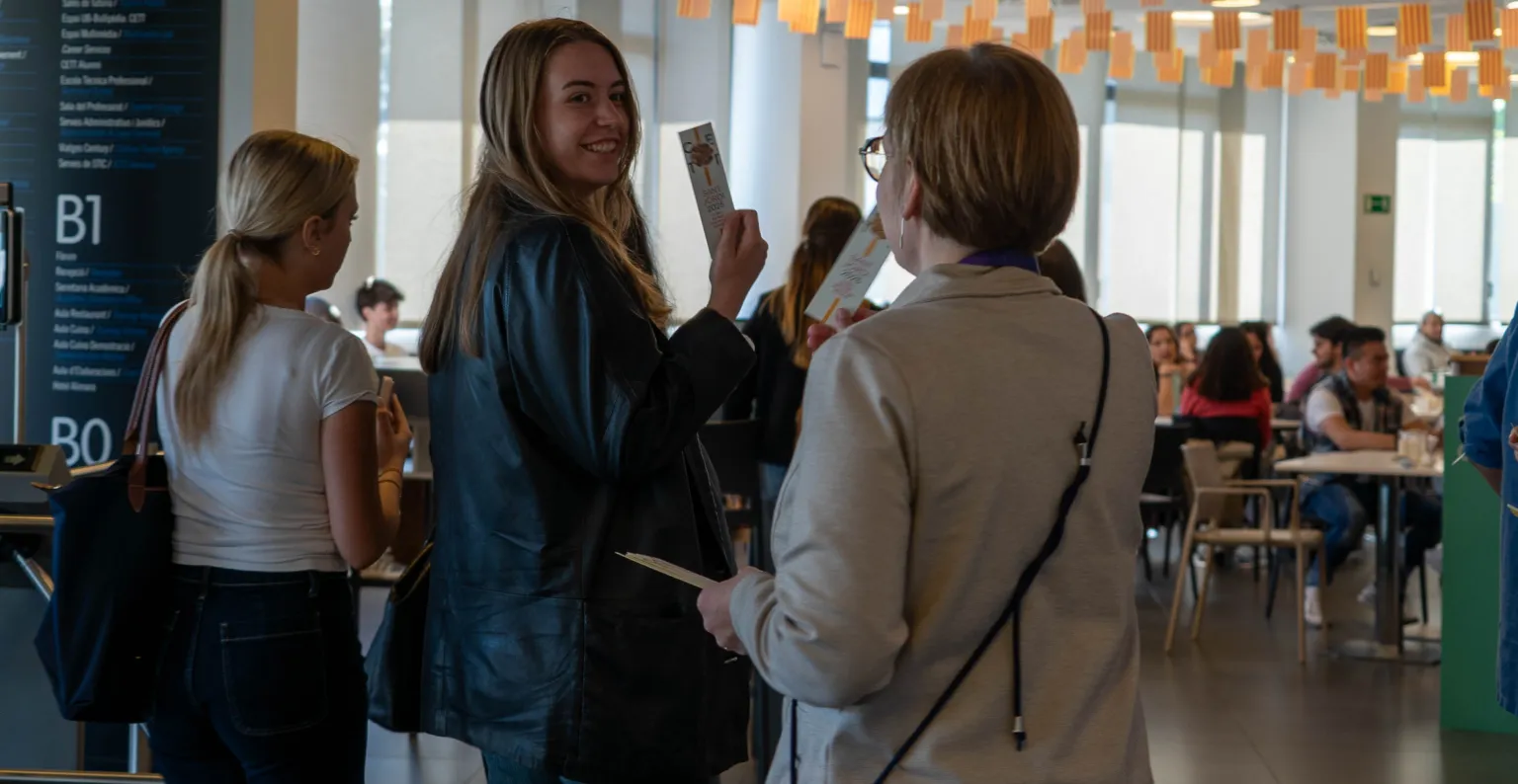 Alumna enseñando su punto de libro