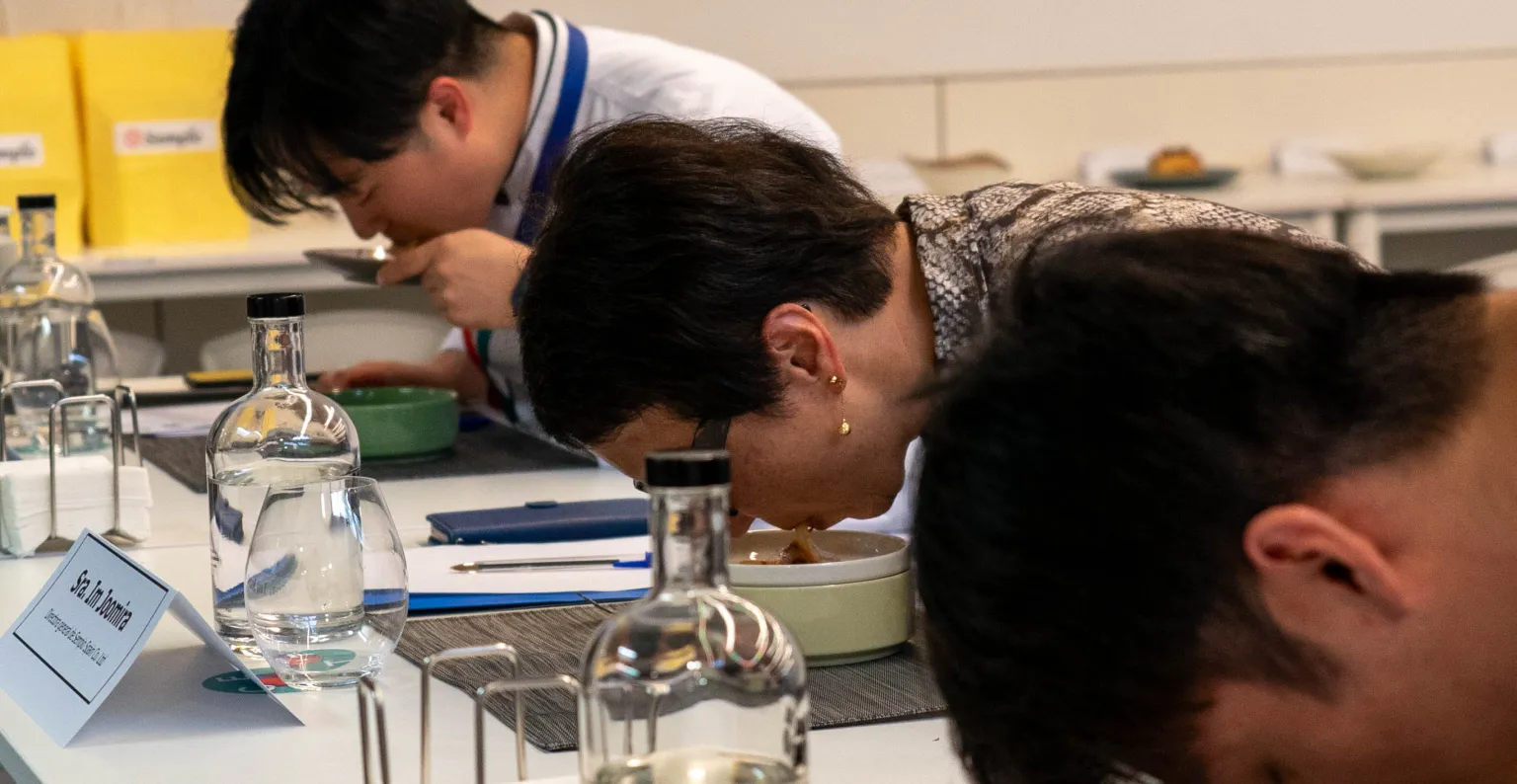 El jurado prueba uno de los platos.