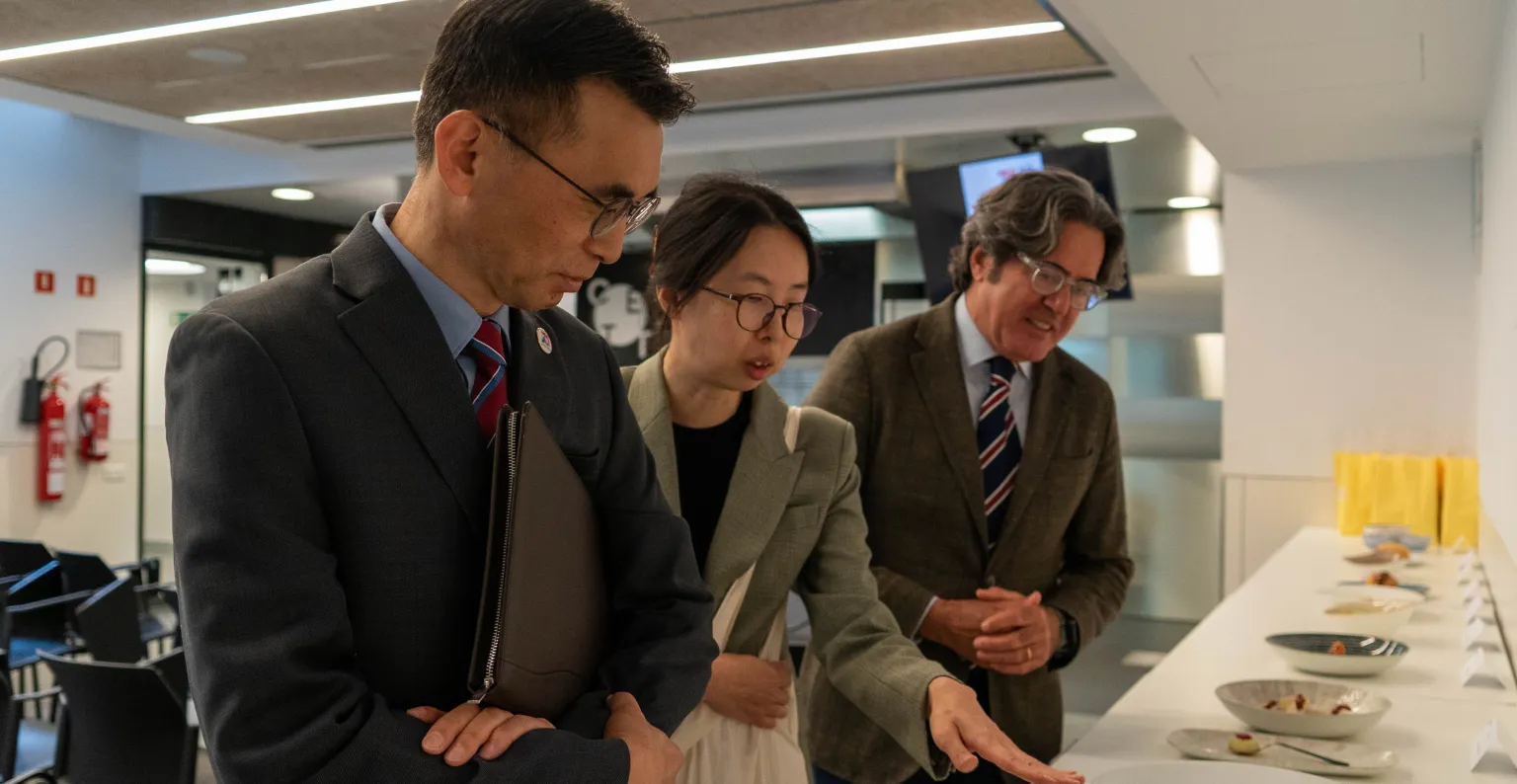 El jurado, junto con el cónsul, observa los platos.