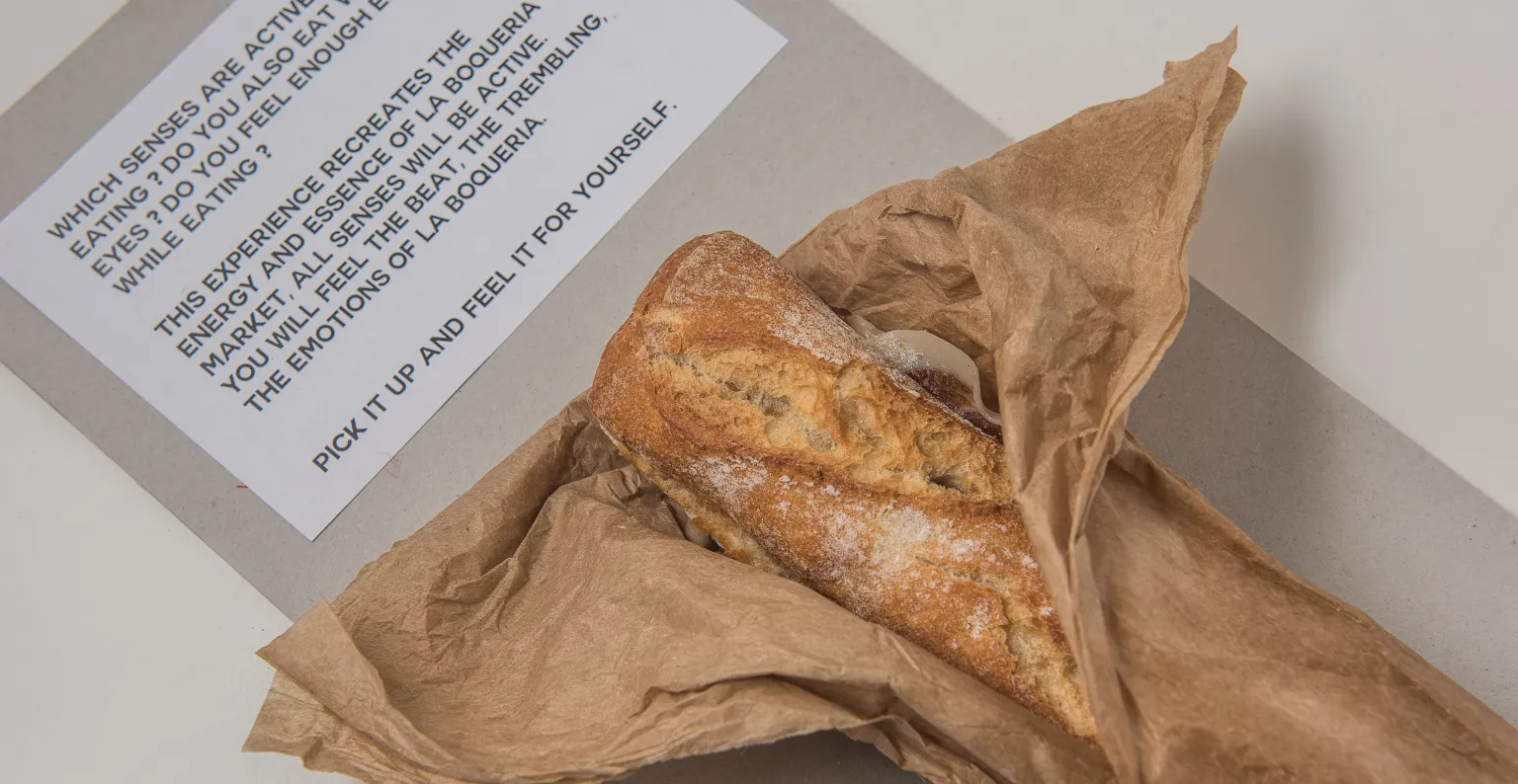 Muestra de una exposición sobre una barra de pan. 