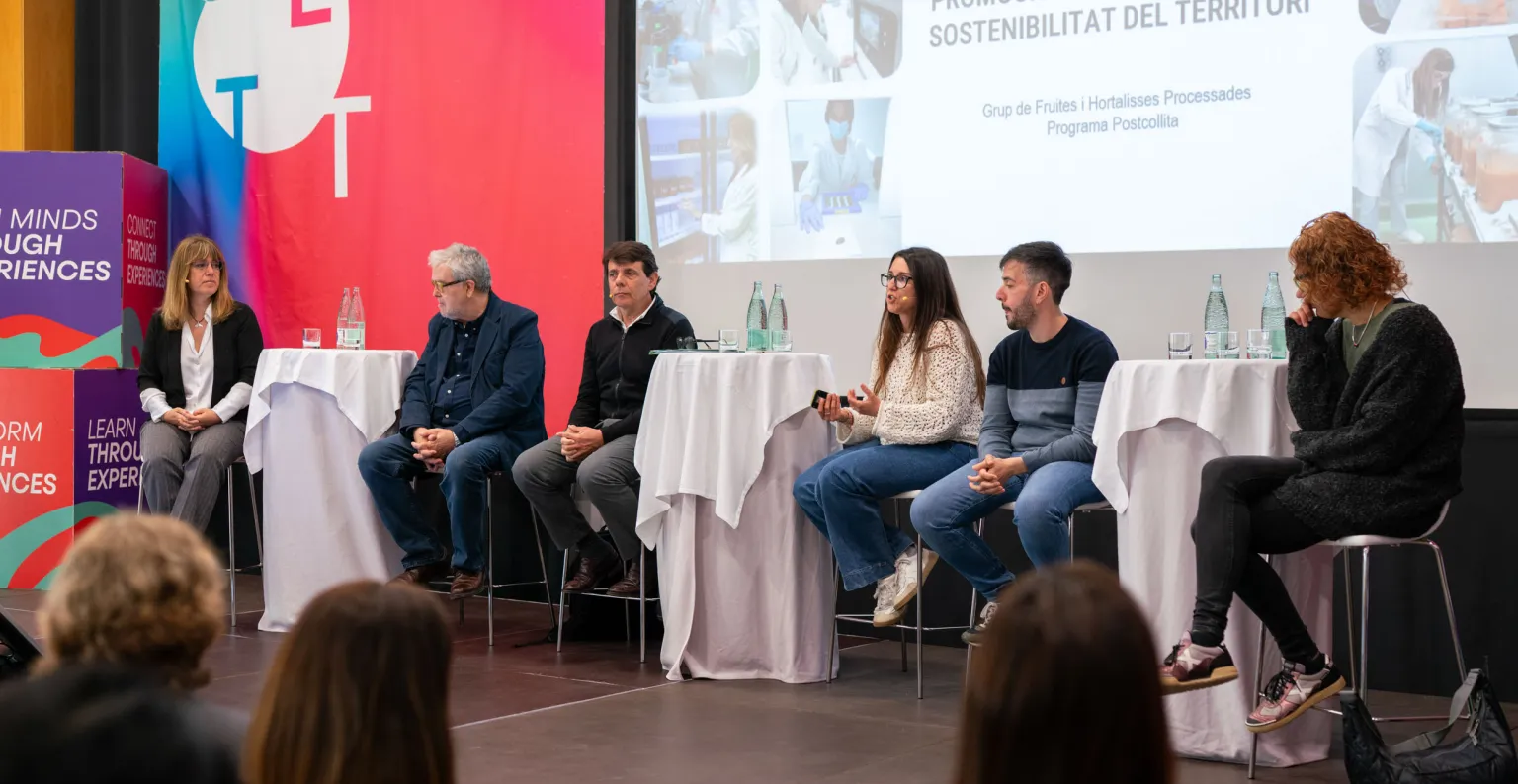 Los ponentes sobre el escenario. 