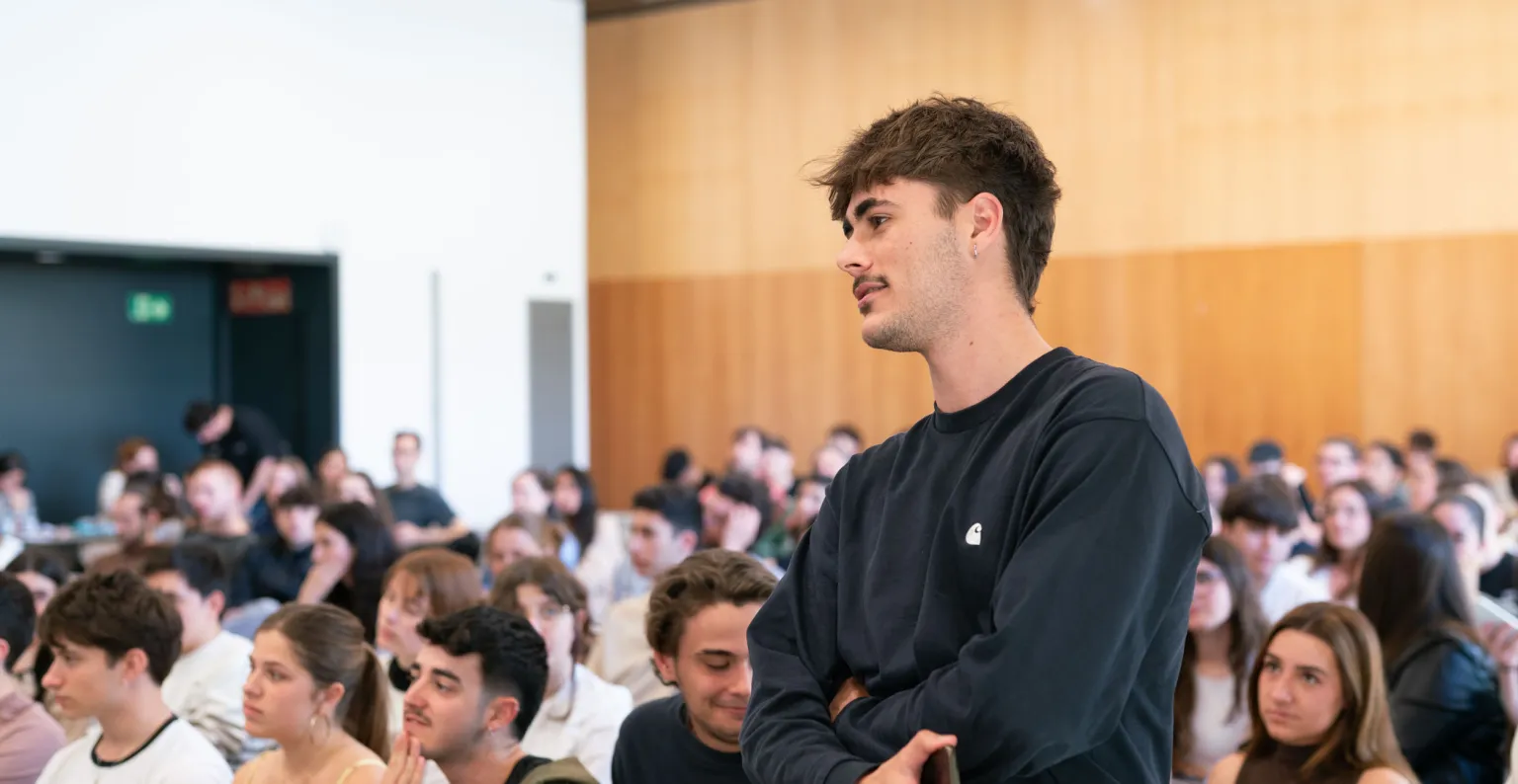 Un alumno durante el turno de preguntas. 