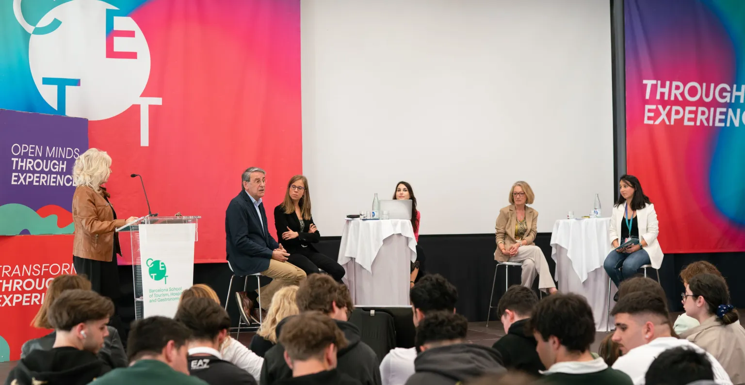 Los ponentes sobre el escenario. 