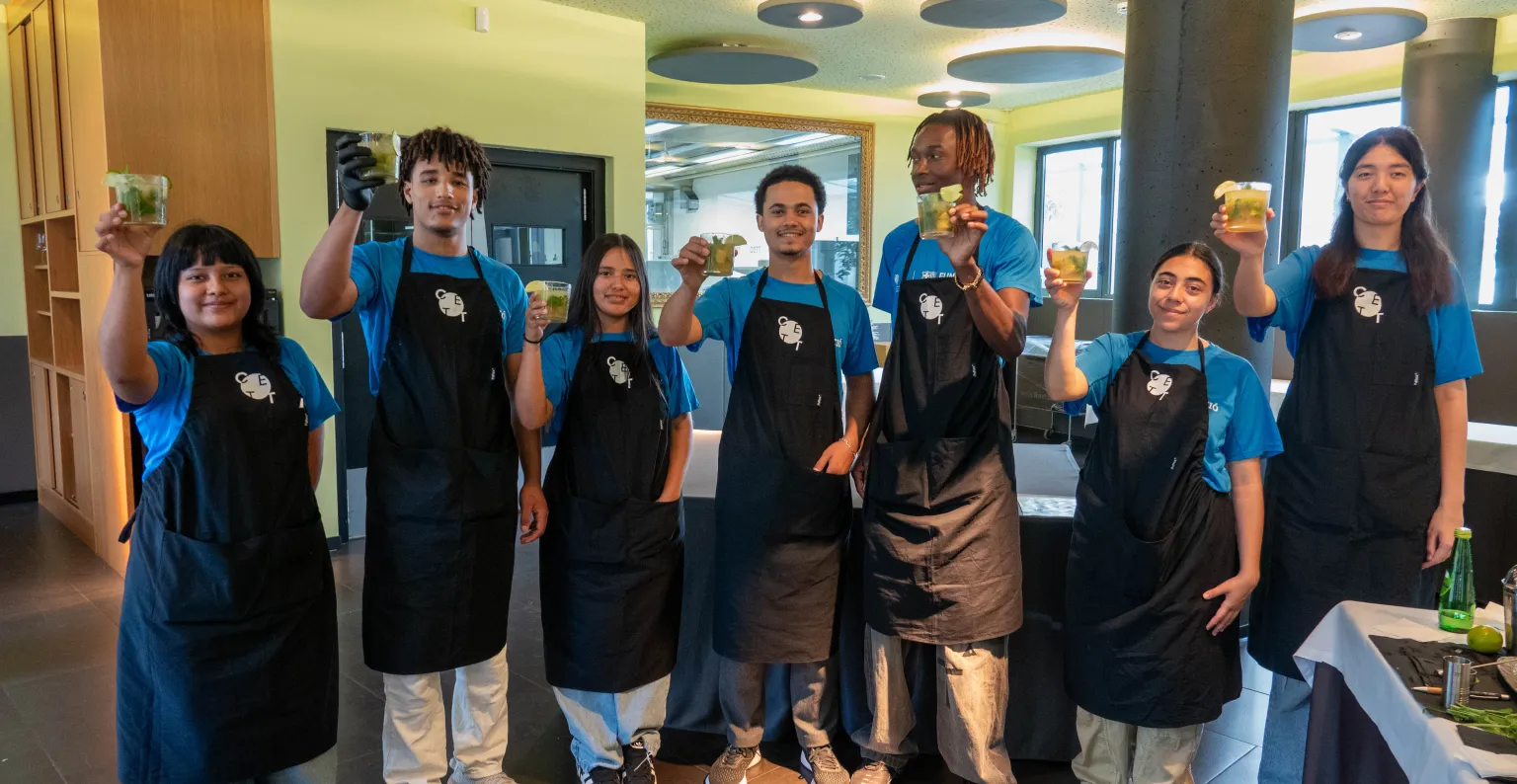 El alumnado posando en cámara haciendo un brindis. 