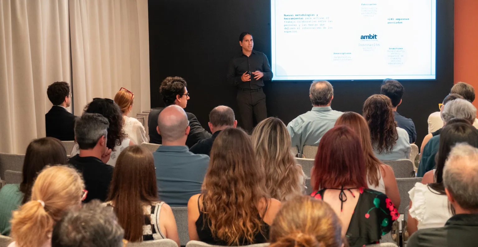 Uno de los ponentes exponiendo.