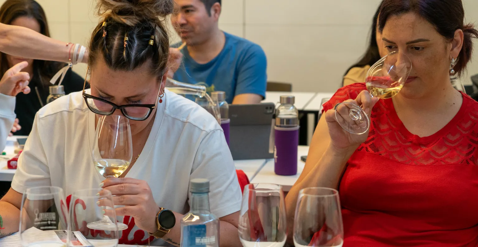 Dos alumnas haciendo un ejercicio de cata